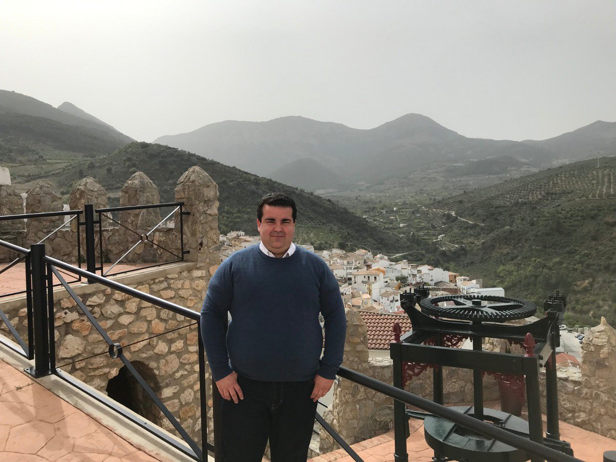 PPdeTorres's tweet photo. Juan José Anguita ocupará el número 4 de la candidatura para las próximas elecciones municipales.
- Casado y padre de una hija.
- Graduado en Edificación (Arquitecto Técnico) por la Universidad de Granada y Técnico Superior en DAPC.
#ParaQueTorresSeaMás https://t.co/LvRPlB8pu5