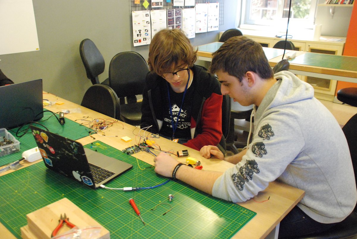 HisarCS's tweet photo. With participants of all ages, our @Arduino team has successfully completed this year's workshop.
#codingsummit #coding #Arduino #HisarCS https://t.co/JSdQgpNW6O