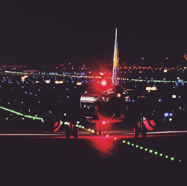 aeroTELEGRAPH's tweet photo. An Airbus A320 on the way to the runway: Airports are beautiful at night.
โโโโโโโโโโ
โ๏ธ Airbus A320
๐ข Lufthansa ๐ฉ๐ช
๐ Frankfurt ๐ฉ๐ช
๐ท User image by @aviation.studio โ
โโโโโโโโโโ
#airbus #a320 #lufthansa #aviation #avgeek #aviationphotography #instaplanโฆ https://t.co/dSJ9UWJhUc https://t.co/unkF8uZxkb