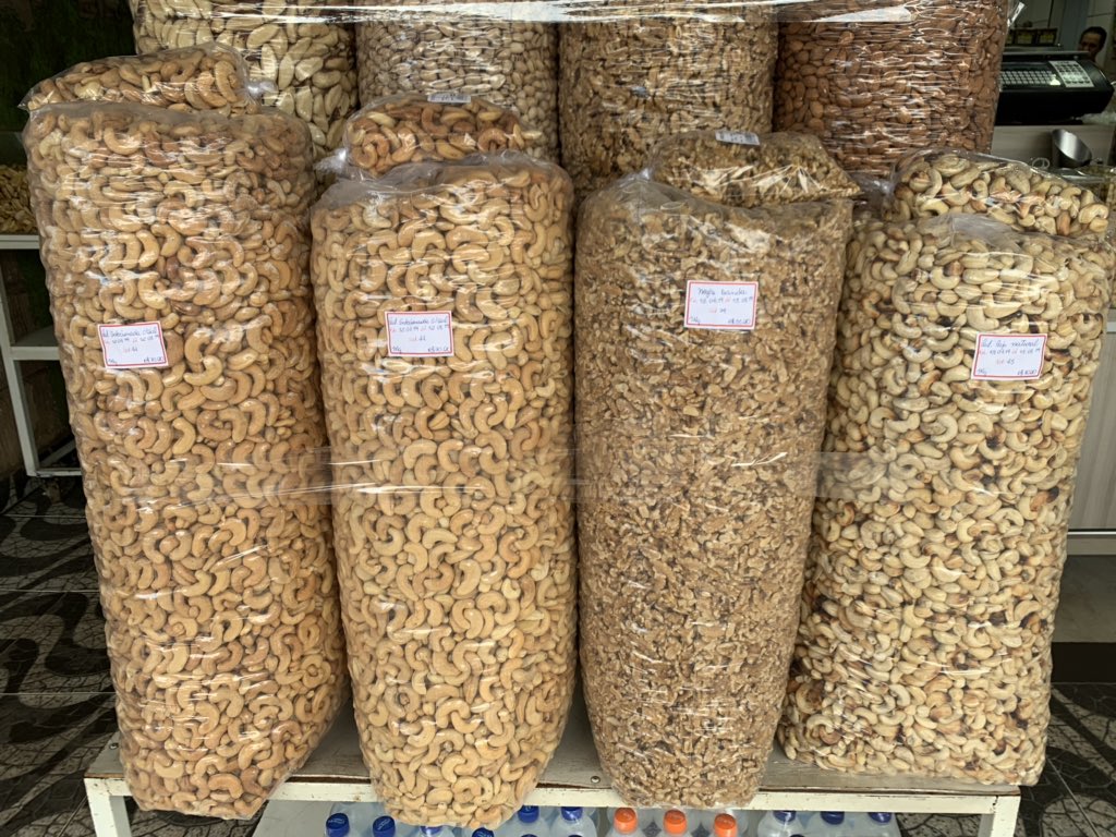 cajucultura's tweet photo. Cashew kernel sold in a street market in Brasília, Brazil. #cashewkernel #cajucultura #noidecajou #marañon #anacarde #blogdacajucultura https://t.co/bnWMtyqixC