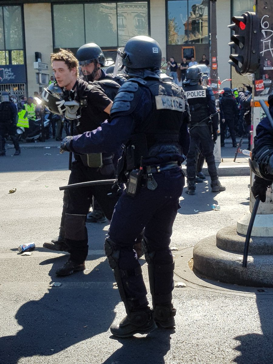 JoBaudoin's tweet photo. Interpellation de @GaspardGlanz, de  l'agence @TaranisNews. #GiletsJaunes #Acte23 #ActeXXIII #ViolencesPolicières https://t.co/gSpZdJjIDL