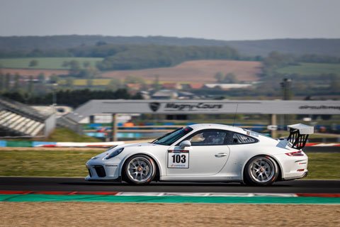 John de Wilde wint eerste spannende race op Magny-Cours. Dennis de Borst en Stan van Oord wonnen in de Supersport 1, de jongelingen Maxime Oosten en Milan Teekens in Supersport 2 en Chris Voet en Bart van den Broeck zegevierden in de divisie Sport.

supercarchallenge.nl/nl/john_de_wil…