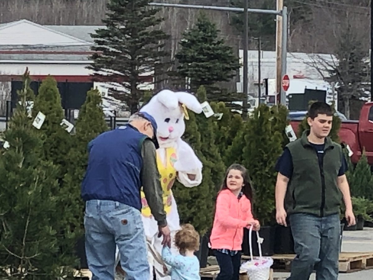 CrystalDion11's tweet photo. Happy Easter 🐰🐣🐇 from Littleton NH Home Depot. @marantes1 @8539LittletonHD @PeterLauzon2 @rnstonecowgirl @JasonArigoni @JasonArigoni https://t.co/c01ELJBpn9