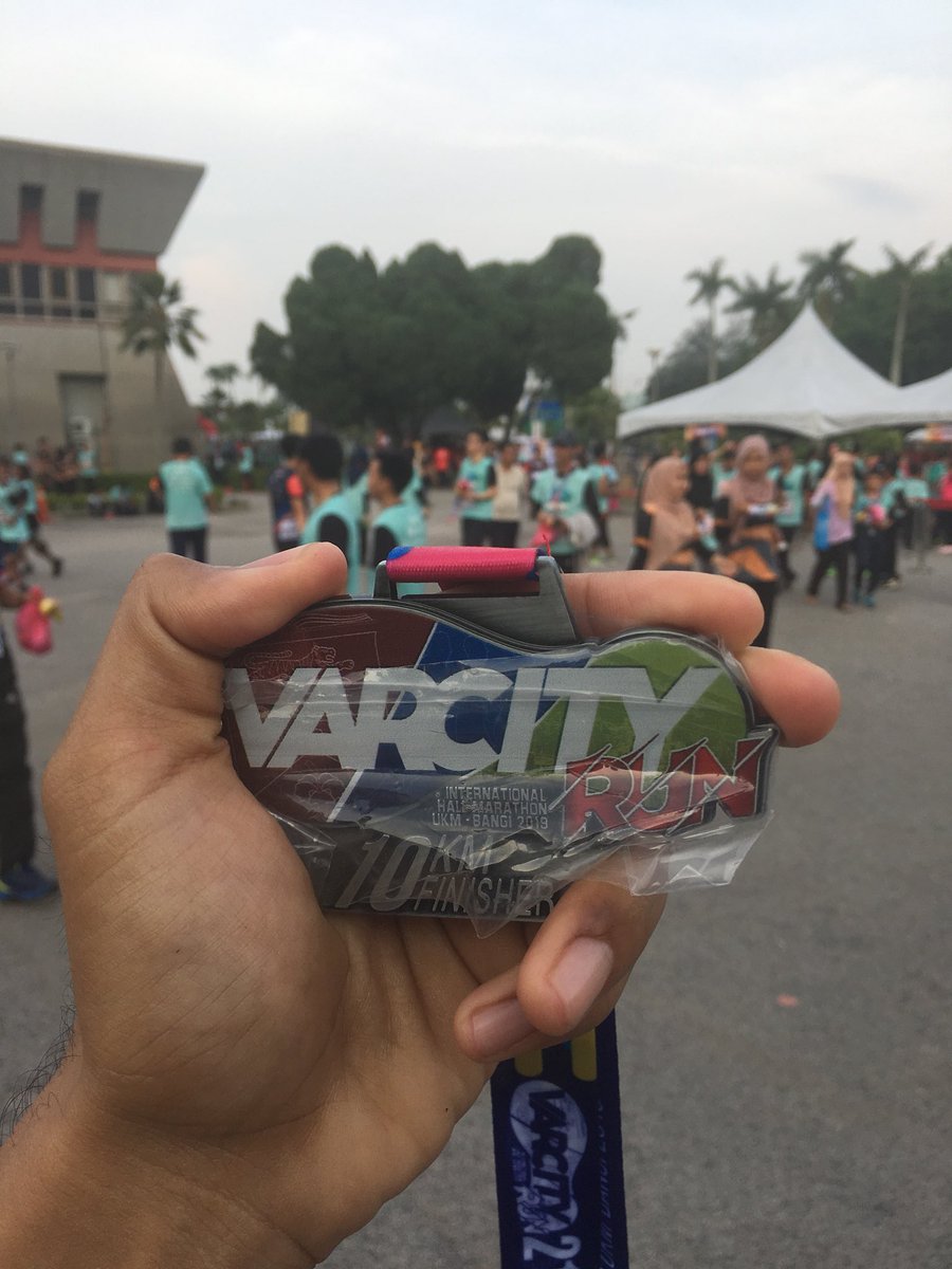 Samirfan96's tweet photo. Alhamdulillah my first 10 km run actually went well. Tak sangka boleh dapat pace camtu dengan tak cukup training 🤷🏻‍♂️😂 Insyaallah jumpa lagi Varcity Run tahun depan 💪🏽🏃🏻‍♂️ @twtjogging https://t.co/jcMGdoQAv3