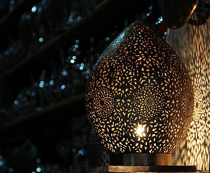 MarrakechGaler1's tweet photo. FR :Lampe marocaine ovale en laiton patiné aux subtils motifs gravés et ajourés.
EN : Moroccan oval lamp patinated brass with subtle engraved and openwork patterns. https://t.co/OV4WRYAwBd