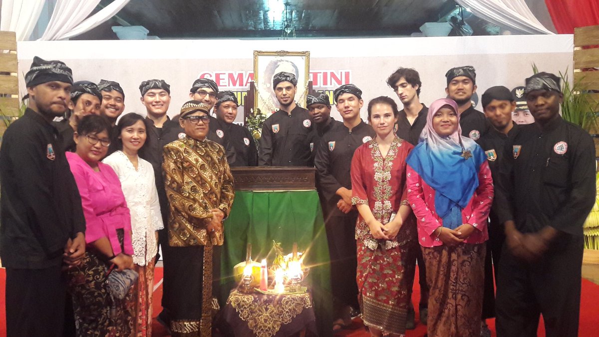 mengenakan busana adat Kanungan para travel blogger, media &amp; int'nal student menyemarakkan RA.Kartin di pendapa kab #Rembang <a href="/VisitJawaTengah/">Visit Jawa Tengah</a> @disporaparjtg <a href="/Jateng_Twit/">Info Jateng</a> <a href="/HumasRembang/">Prokopimda Setda Kab.Rembang</a> @Kemenpar_RI <a href="/humasjateng/">Humas Jateng</a> <a href="/Sinoeng69/">Sinung N. Rachmadi</a> @kominfo_jtg <a href="/ganjarpranowo/">Ganjar Pranowo</a>