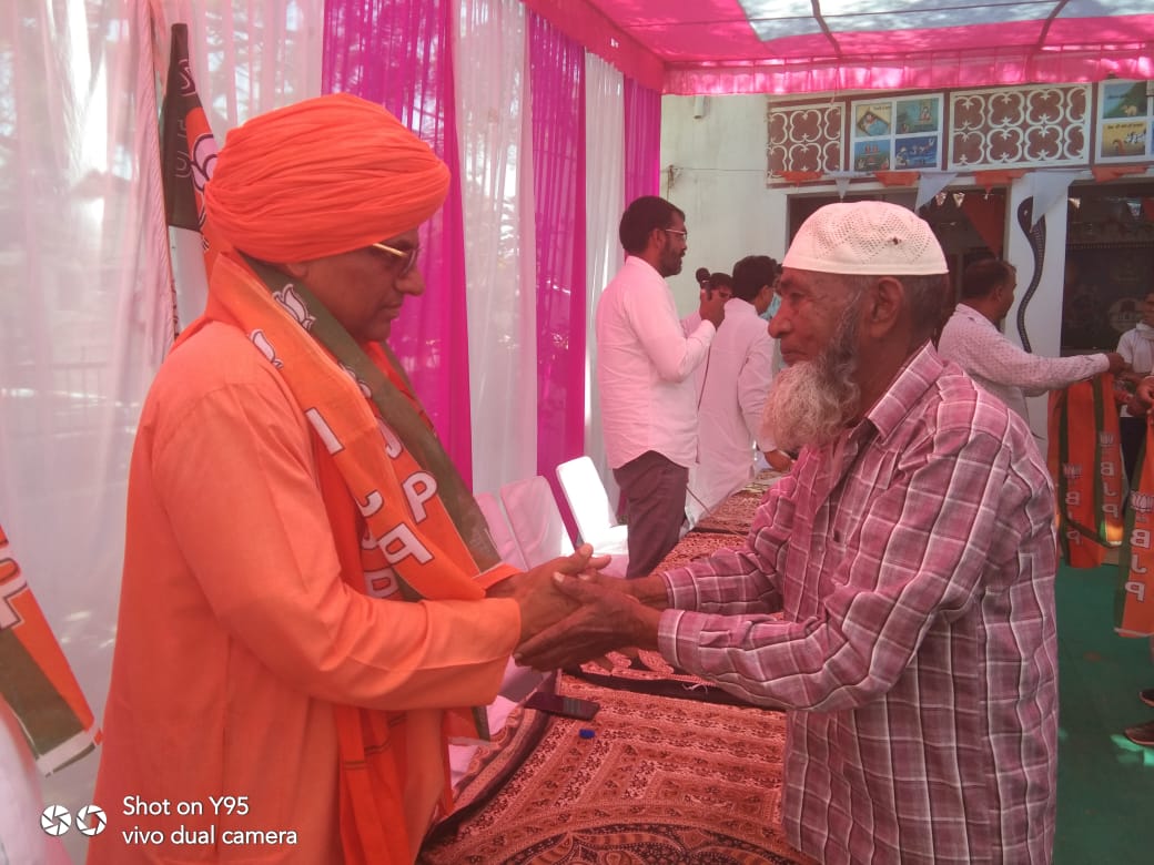 MPSumedhanand's tweet photo. लक्ष्मणगढ़ विधानसभा में विभिन्न ग्राम पंचायतों में कार्यकर्ताओं, आमजन को संबोधित किया
कांग्रेस सरकार ने देश में लोगों को धर्म और जाति के नाम पर लोगों को बांटने का काम किया है। श्री नरेंद्र मोदी जी सवा सौ करोड़ देशवासियों की बात करते हैं।  @BJP4India @BJP4Rajasthan https://t.co/P8137cOCon