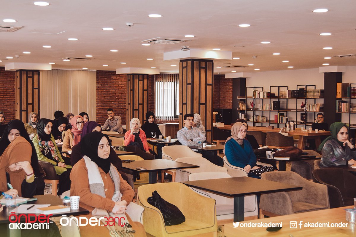 OnderAkademi's tweet photo. Toplum ve Siyaset Modülünde Medipol Üniversitesi’nden Dr. Öğr. Üyesi Faik Tanrıkulu hocamızla “Türkiye’de Göç Sosyolojisi” dersimizi işledik. Dersimizin sonunda hocamız adına bağışladığımız fidanların sertifikası öğrencimiz tarafından verildi. Teşekkürler hocam. ☺️ https://t.co/LwuNTkMQ9K