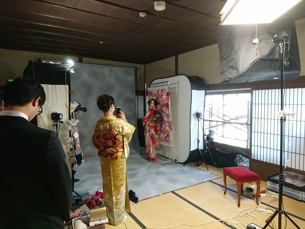 「着物撮影会」 #高原の城下町 #小諸

懐古園の桜も今日明日が満開ですよ！

町屋館では、この土日全館貸し切りで
呉服屋さんの 撮影が行われております。

二階が フォトスタジオ？に変身
ご家族での記念撮影、成人式の記念にですね。
おめでとうございます💐

komoro.in/archives/11380