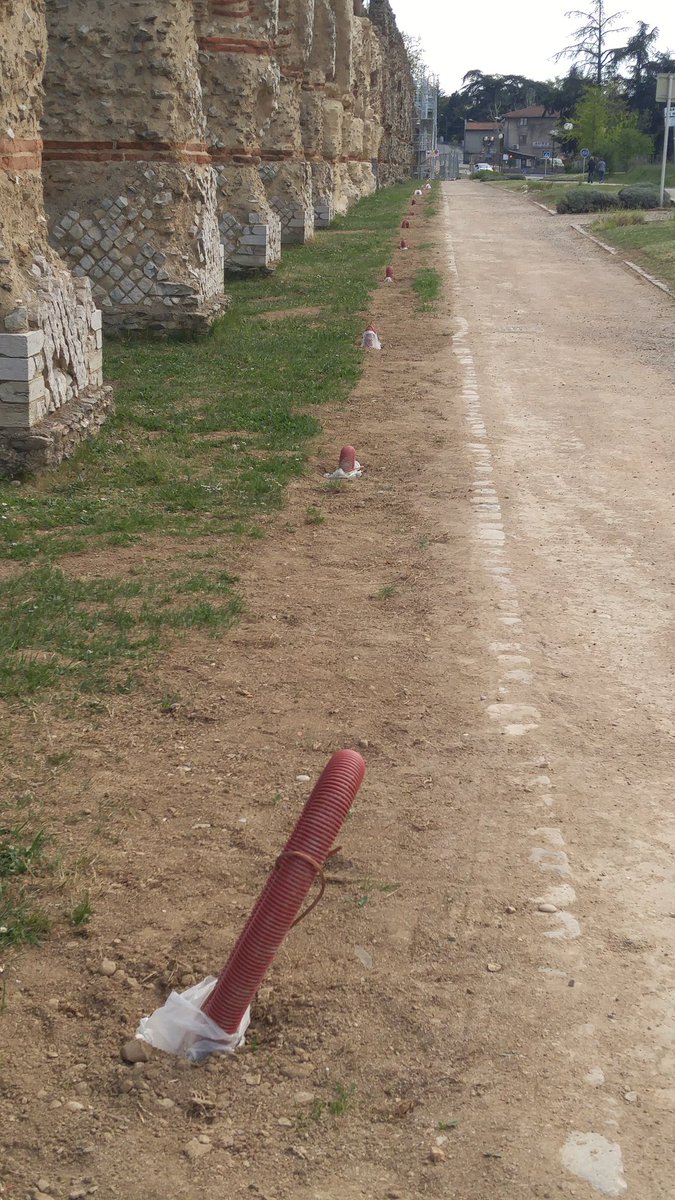 p_lakehal's tweet photo. Une longue série de points de branchements le long de l'#AqueducromainduGier qui permettra une magnifique mise en lumière à partir de cet été. Il faut certes le restaurer mais participer aussi à sa valorisation.  #Patrimoine  #Chaponost https://t.co/iNesM3GV89