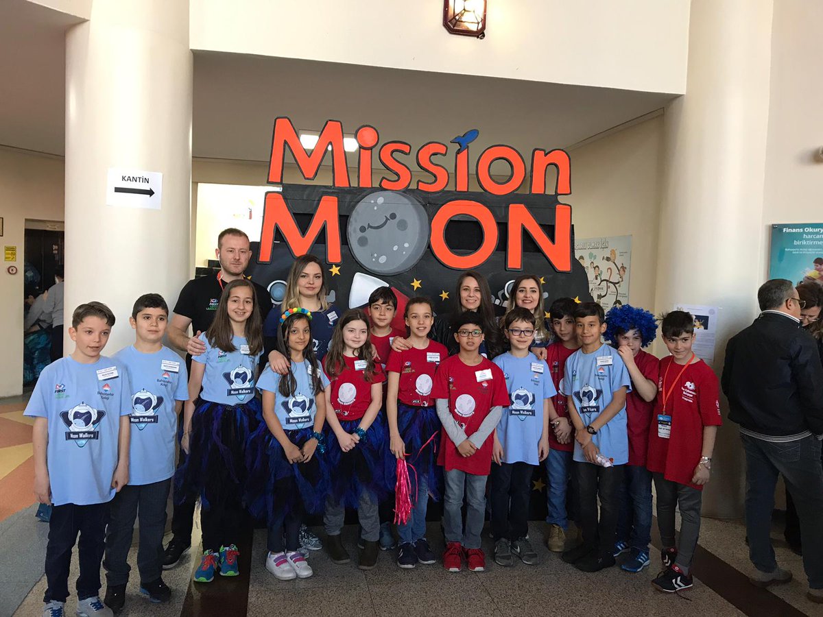SelinBaran01's tweet image. Bilim Kahramanları derneğinin düzenlediği FLL JUNİOR turnuvasında takimlarımız Moon Hunters ve Moon Wolkers &quot;meraklı araştırmacılar&quot; ve &quot;yepyeni bir tasarım yapan mucitler&quot; ödüllerini aldılar @Bahcesehir22 @MahmutBozturk @duygubiyikoglu @ErkenCocukluk