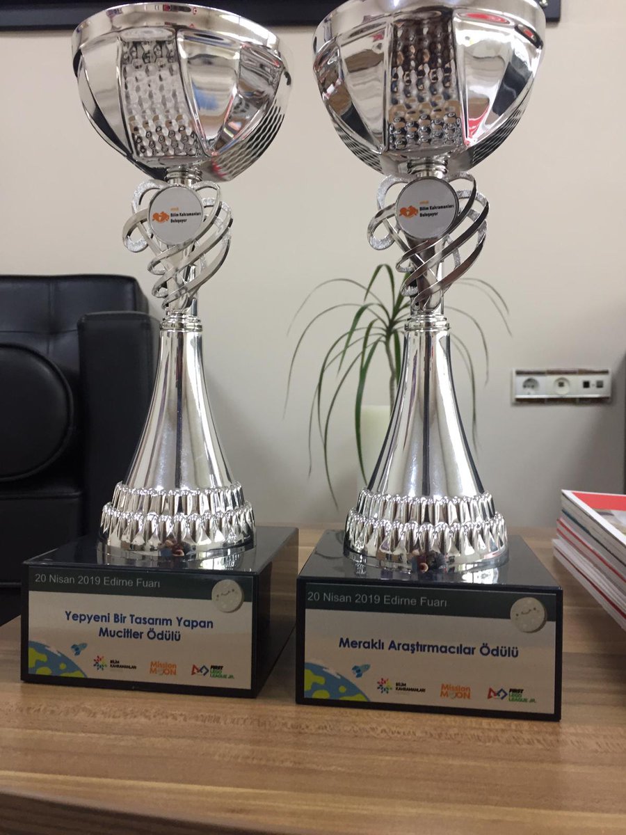 Bilim Kahramanları derneğinin düzenlediği FLL JUNİOR turnuvasında takimlarımız Moon Hunters ve Moon Wolkers "meraklı araştırmacılar" ve "yepyeni bir tasarım yapan mucitler" ödüllerini aldılar <a href="/Bahcesehir22/">BK Edirne Kampüsü</a> <a href="/MahmutBozturk/">Mahmut Boztürk</a> <a href="/duygubiyikoglu/">Duygu Bıyıkoglu</a> <a href="/ErkenCocukluk/">Hale Güneş</a>