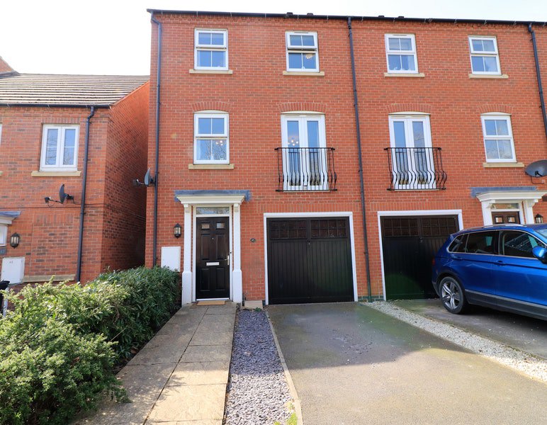 we_are_strike's tweet photo. If you're doing a bit of house hunting over #Easter, turn your attention to this fantastic four bedroom house in #Lincolnshire. 

The ready-to-move-in property overlooks a communal green area, and is ideal for commuting to Sleaford, Grantham and Newark. https://t.co/4bjfHQDXr3 https://t.co/XtJlbXZs98