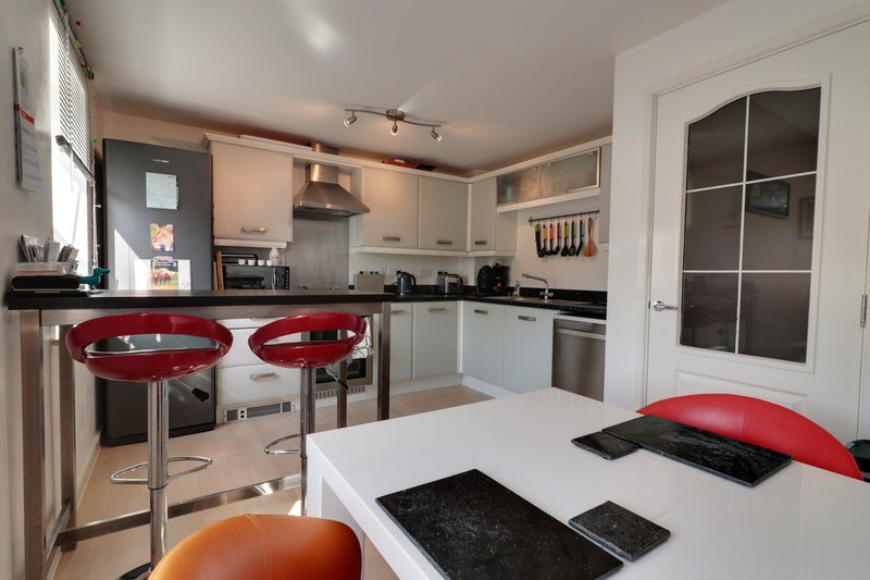 we_are_strike's tweet photo. If you're doing a bit of house hunting over #Easter, turn your attention to this fantastic four bedroom house in #Lincolnshire. 

The ready-to-move-in property overlooks a communal green area, and is ideal for commuting to Sleaford, Grantham and Newark. https://t.co/4bjfHQDXr3 https://t.co/XtJlbXZs98