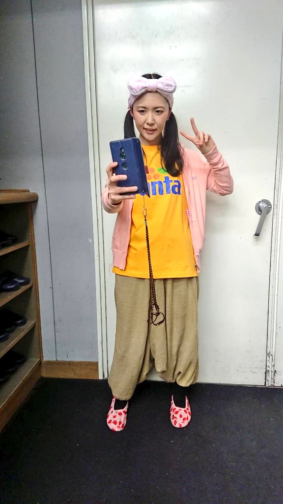 鈴木ありさ 演劇集団よろずや 今回の衣装 ピンク ツインテール ヘアバンド そしていちごの部屋靴 そして ファンタ 浅井ちゃん