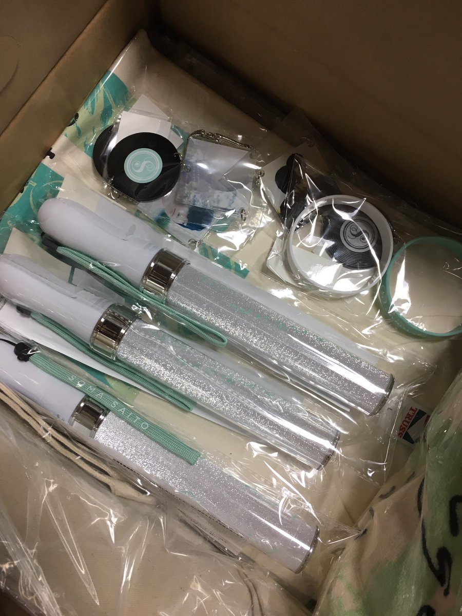 aknx3's tweet photo. アイナナファン感から帰宅したら
待ちに待ってた壮馬くん
1st LIVEグッズがSonyMusicさんから届いてたーーーー♡٩(*´︶`*)۶
明日か、壮馬くん生誕祭にペンラ点灯式と開封式しまーす!あぁー幸せ♡
#斉藤壮馬 #quantumstranger https://t.co/olmquTRIvT