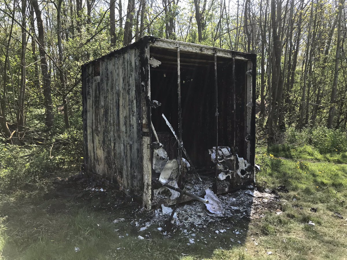 MtbJeugdwf's tweet photo. Een aantal zielige figuren heeft het nodig gevonden om de opslagcontainer bij ons MTB parcours “de Bult” open te breken en in brand te steken. Het gereedschap van de onderhoudsploeg is verloren gegaan. Met name de vrijwilligers zijn zwaar gedupeerd #Enkhuizen #brand #wvwestfrisia https://t.co/qfKADx7vBM
