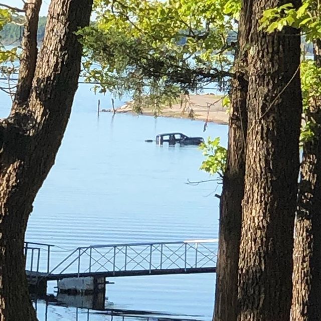 ryanathompson's tweet photo. I rarely have a bad day on the lake.  But I bet you this guy is. https://t.co/5xpOOxt9RP https://t.co/8K2Wz0rB39
