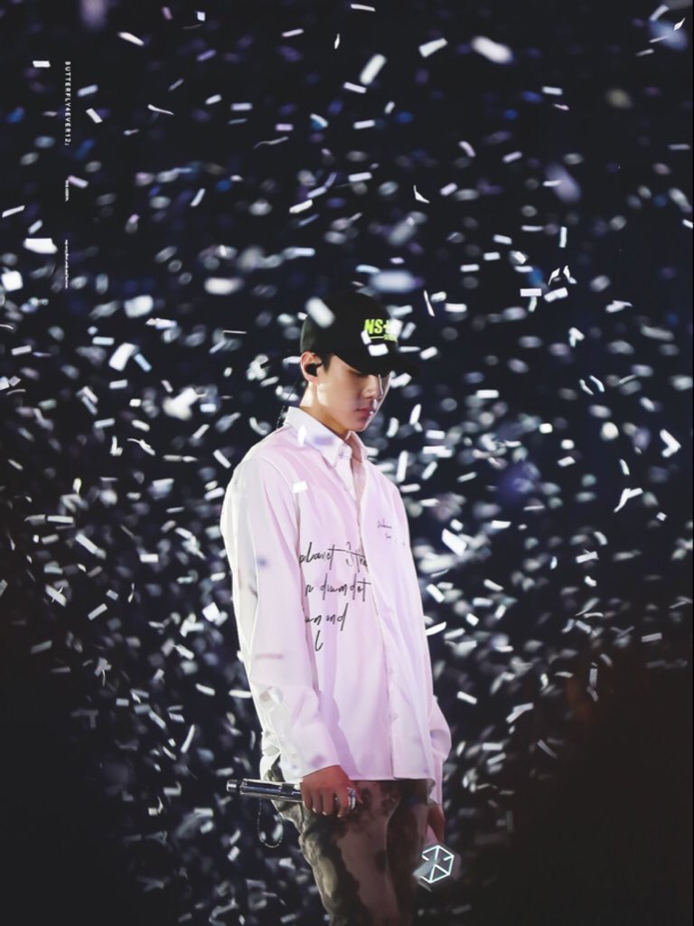 sehunspics's tweet photo. KING. https://t.co/UetKNHmRAi