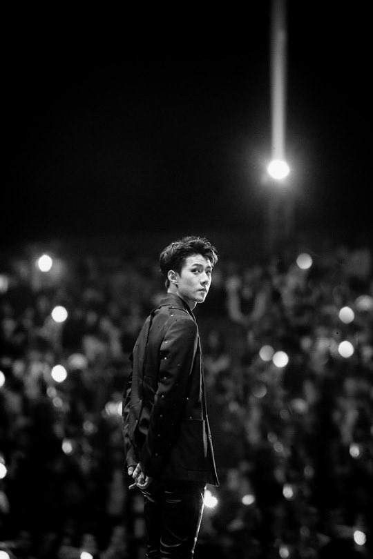 sehunspics's tweet photo. KING. https://t.co/UetKNHmRAi