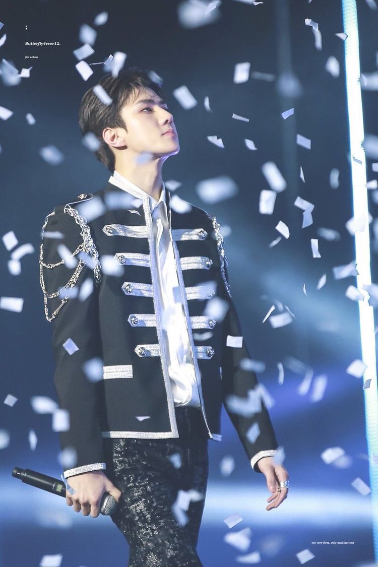 sehunspics's tweet photo. KING. https://t.co/UetKNHmRAi