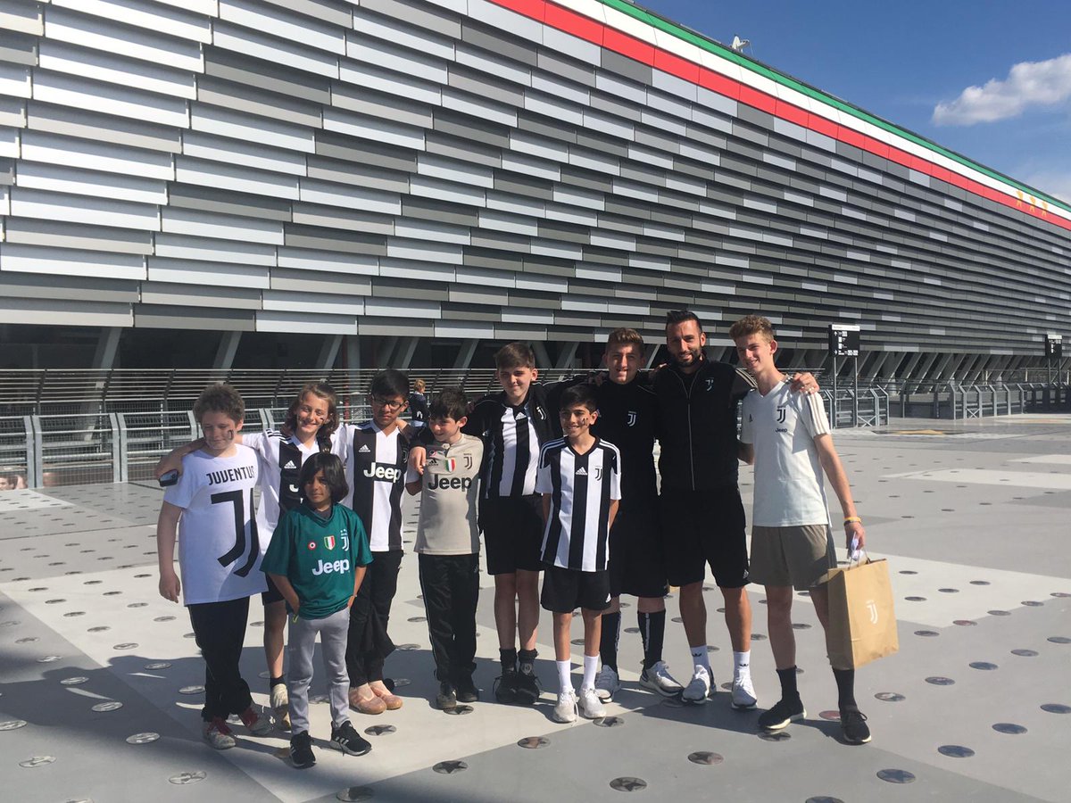 juventusfc's tweet photo. I gruppi delle #JuventusTrainingExperience provenienti dalle Academy di New York, Bahrain, Russia e Svizzera presenti oggi all'Allianz Stadium per #JuveFiorentina! #JuventusAcademy https://t.co/rMlN6PbmNM