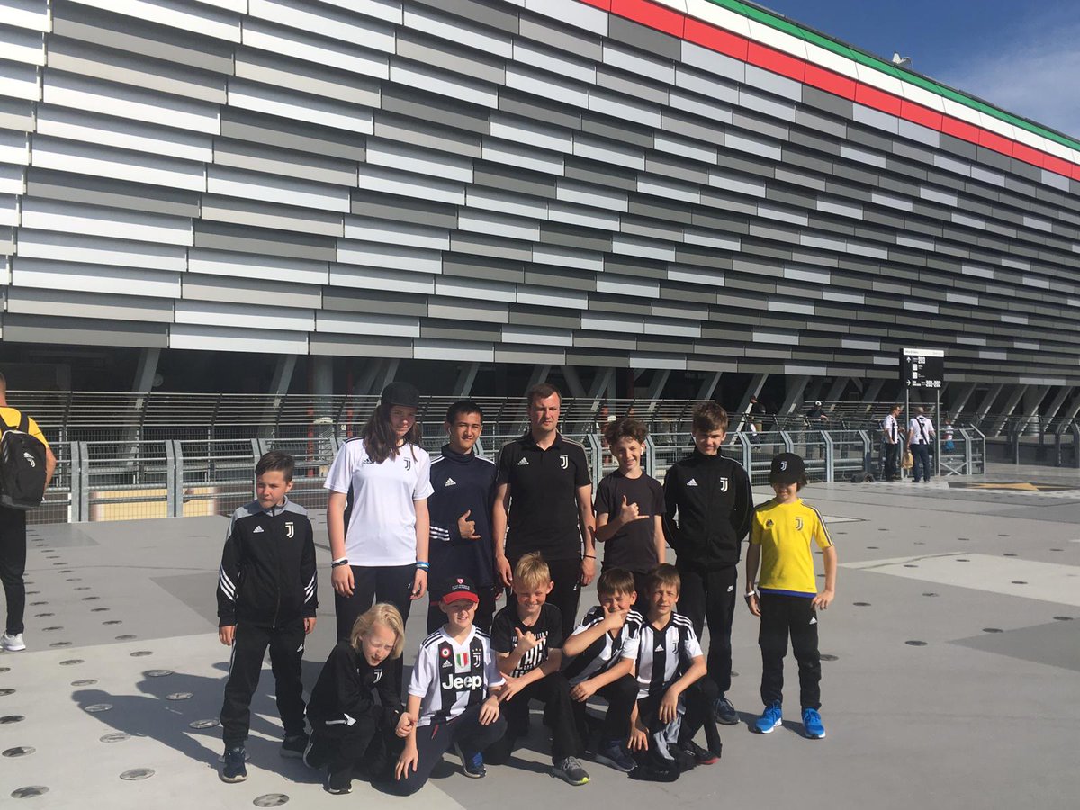 juventusfc's tweet photo. I gruppi delle #JuventusTrainingExperience provenienti dalle Academy di New York, Bahrain, Russia e Svizzera presenti oggi all'Allianz Stadium per #JuveFiorentina! #JuventusAcademy https://t.co/rMlN6PbmNM