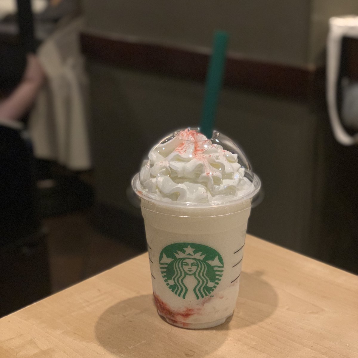 マカロンおじさん On Twitter スターバックス ストロベリーベリーマッチフラペチーノ ホワイト スタバの新作は鬼畜の所業 マカロン を粉々に砕き液体に沈める暴挙 Violence タピオカじゃねえんだぞ タピオカと一緒にすんな これじゃマカロンも浮かばれな ってwoh美