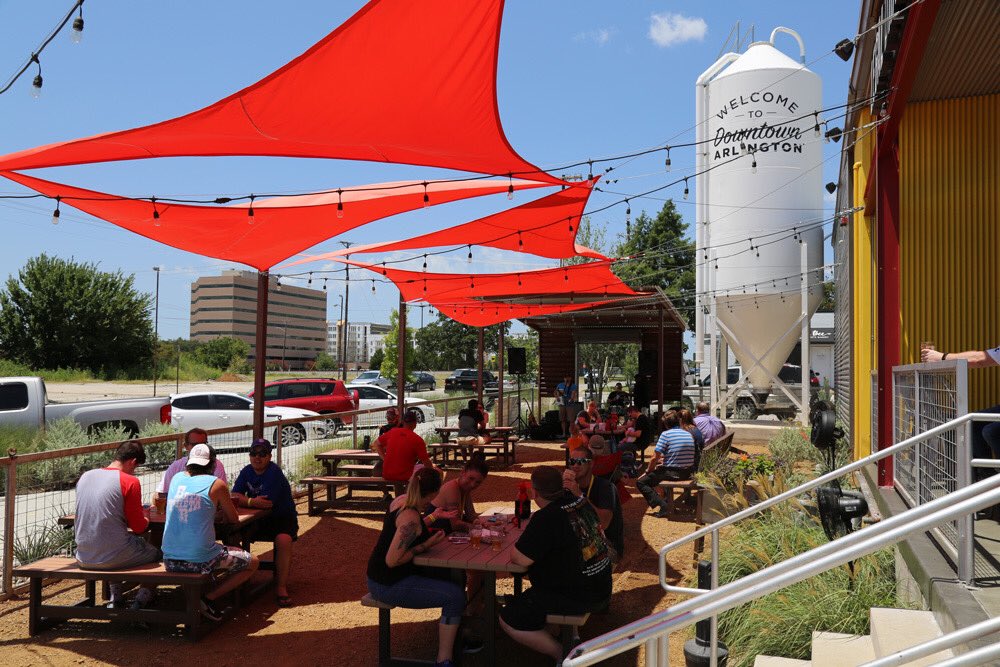 Happy Saturday! This weekend is the perfect one to get detained ⛓at @LegalDraftBeer in Arlington! Try their Presumed Innocent IPA 🍺 #legaldraftbeer #ipa