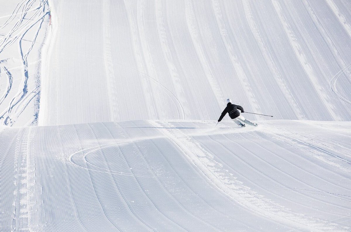 stmoritz_ch's tweet photo. We‘re almost through with our throwback week and this one’s definitely worth sharing: That moment when you’re the first on the white carpet - another highlight of this past winter season 2018/2019. Photo credit: Filip Zuan. #stmoritz #skiing #winter1819 https://t.co/0CDLsYTfCW