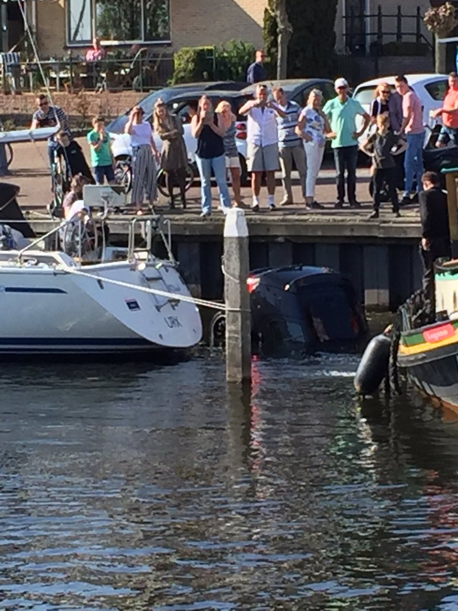 juriaan01's tweet photo. Zal je auto maar wezen #autotewater https://t.co/5O4IdopSdr