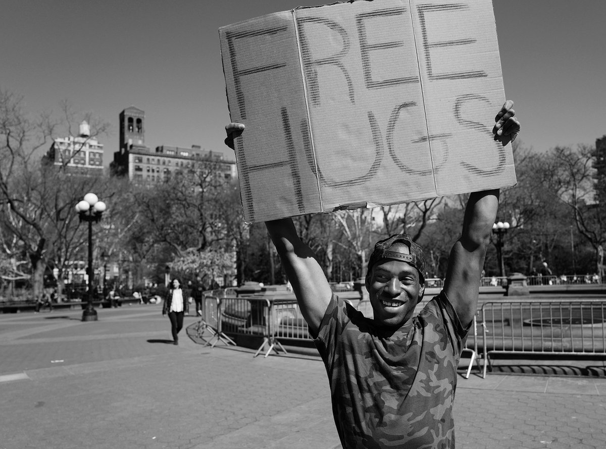 johnsonbanks's tweet photo. CuriousCaptured: more sunny pics for Easter Weekend. Hugs on offer in Washington Square New York 
–
#CuriousCaptured #CuriousParklife #streetphotography #Q1 #28mm #Summilux #PhotobyMJ #NewYork #photoobserve https://t.co/u8RhMk1U5g