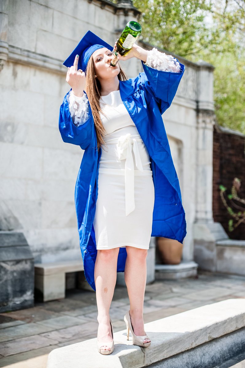 Tea_nichole's tweet photo. Counting down on my fingers, 1 month (ish) till graduation😉 https://t.co/GhDnMlAAhF