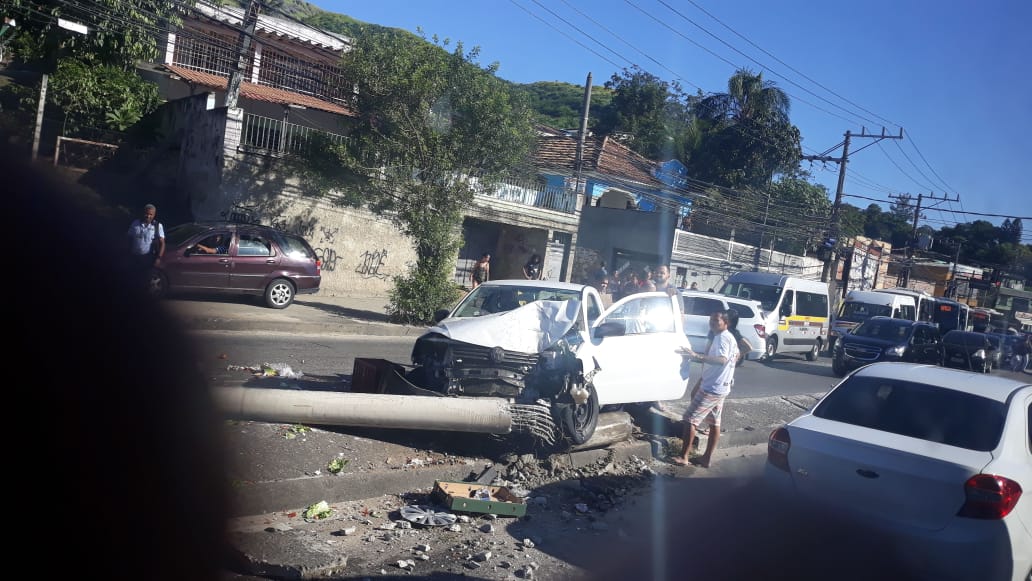 radardabrasil's tweet photo. @OperacoesRio @LeiSecaRJ @RadarCostaVerde @transitorj @Informacoes_RJ @RiodeNojeira @OperacoesRio 

#RDRJ 

Grave acidente na Avenida Santa Cruz na altura de Santíssimo em frente a #Eterj . Carro colidiu e derrubou um poste. até o momento sem informações sobre feridos. https://t.co/Apy9iGK2fq