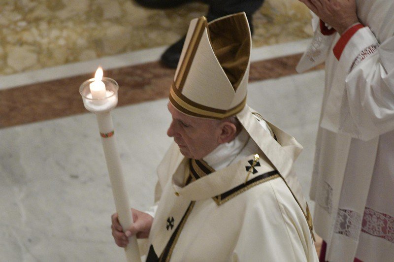 gnntridente's tweet photo. "Dio ci chiede di guardare la vita come la guarda Lui, che vede sempre in ciascuno di noi un
nucleo insopprimibile di bellezza. Nel peccato, vede figli da rialzare; nella morte, fratelli da
risuscitare; nella desolazione, cuori da consolare" #PapaFrancesco #NotteSanta https://t.co/dhtQ8K2YjJ