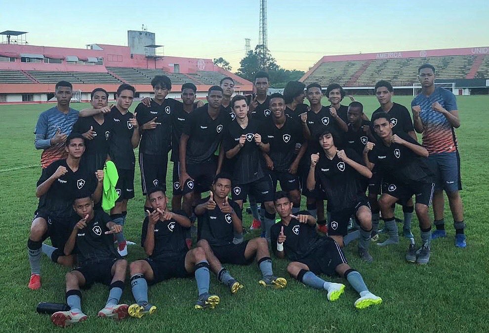 É CHOCOLATE! Ataque brilha e Sub-15 do Fogão goleia America por 9 a 1. Jhonnatha, Matheus Nascimento e Gilwagner marcaram dois gols cada. Marcelo, Cauan e Ezequiel completaram.

O Glorioso lidera o Grupo A com 12 pontos e 23 gols anotados em 4 jogos. Isso é #BFRBaseForte! 🔥