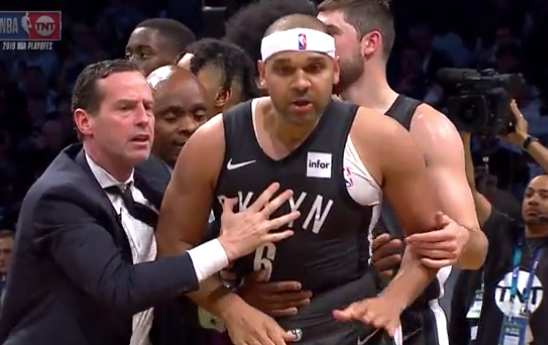 BleacherReport's tweet photo. WHATS GOING ON? https://t.co/VsJ1DDVVY7