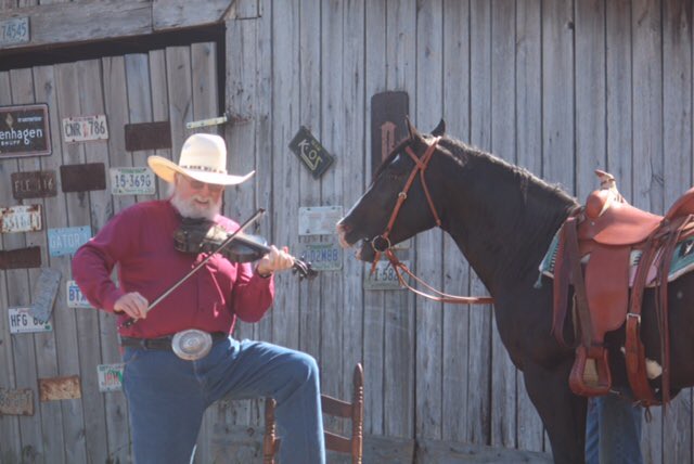 CharlieDaniels's tweet photo. 🎼🎼Ridin down the canyon just to watch the sun go down🎼🎼 https://t.co/WjwoVDDp13