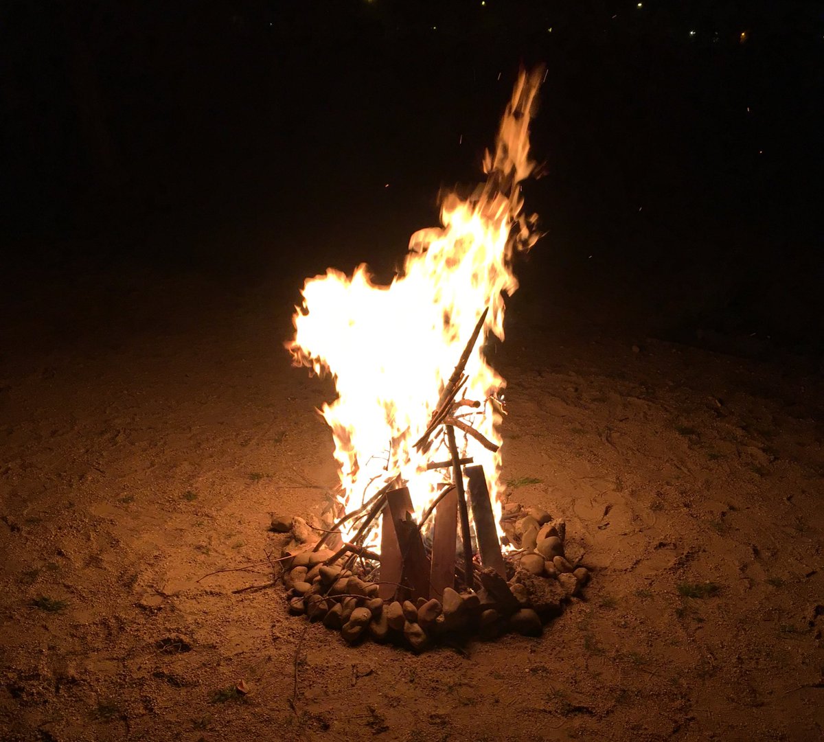 Yo soy la luz del mundo, el que me sigue no andará en tinieblas.
#VigiliaPascual #Pascua2019