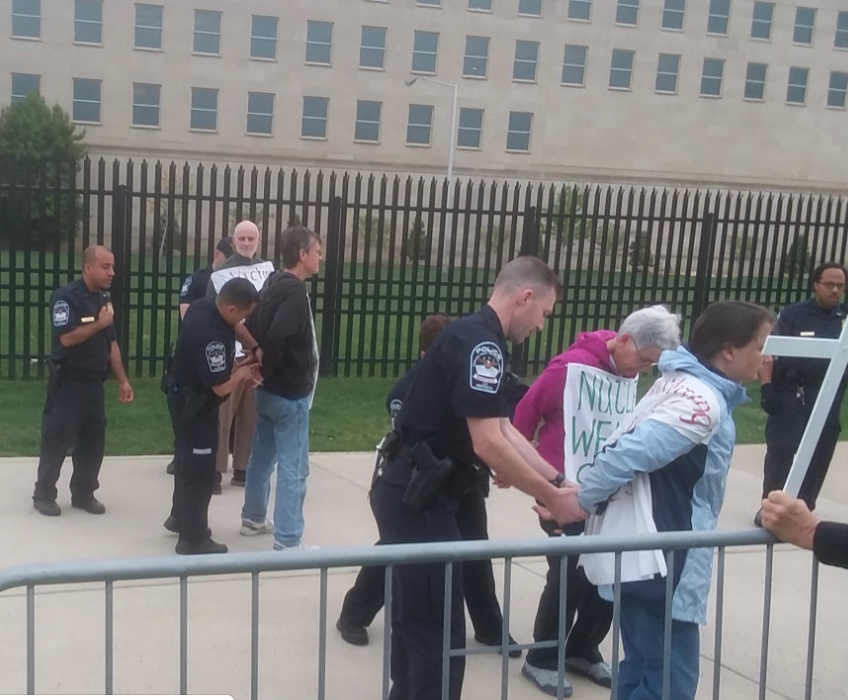 Six arrested at Good Friday witness at Pentagon nukeresister.org/2019/04/20/six… …