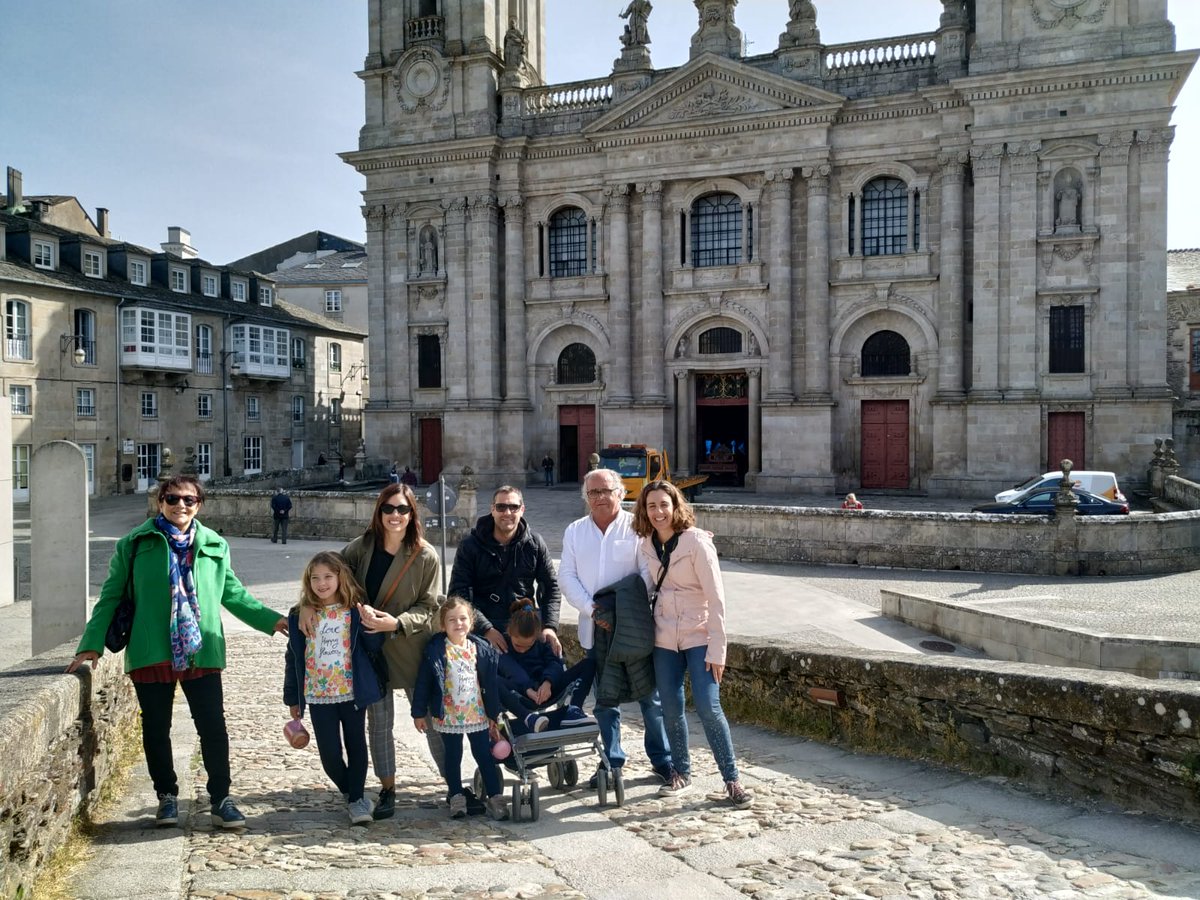 La familia de Celia está en Lugo para celebrar la consecución del #100x100retoMEF2C! Mañana asistirá al partido del <a href="/CBBreogan/">Río Breogán</a> en el que tendrá lugar un acto para agradecer el apoyo de tanta gente que lo ha hecho posible! #loimposiblesolocuestamas #juntosmiramosalfuturo