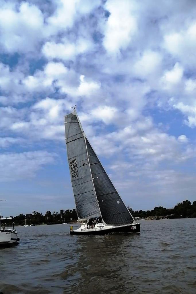idpaysandu's tweet photo. #IDPahora Las embajadoras recibiendo a la primera embarcación de la 70 Regata Meseta de Artigas - Paysandú, y haciendo entrega del listón azul, distintivo de la primera embarcación en completar la regata. #54SemanadelaCerveza #54SC #disfrutáPAYSANDÚ https://t.co/Z2CtvdDQuW