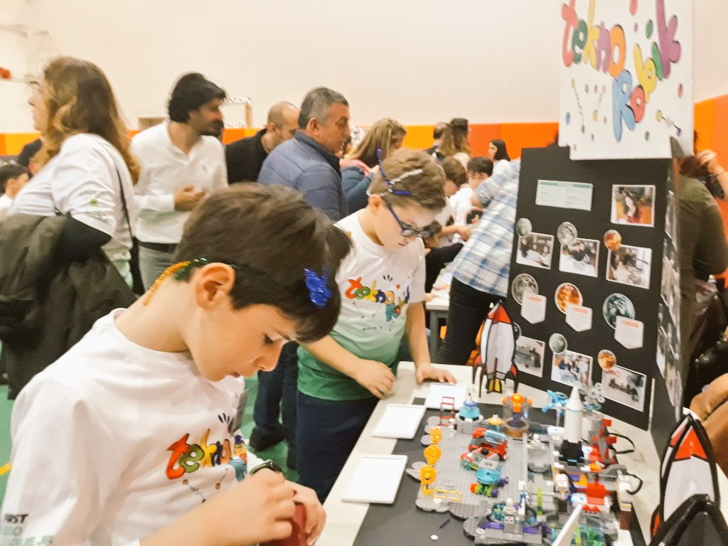 İlkokul robotik takımımız Tekno Robik, katılmış olduğu FLL JR Fuarı'nda #MissionMoon temasıyla   hareketli lego modeli hazırladılar. Modellerini jüriye sunup En İyi Sunum Ödülü almaya hak kazandılar. Minik Bilim Kahramanlarımızı tebrik ediyoruz. #GörevimizAy #DogaTech #FLLJr