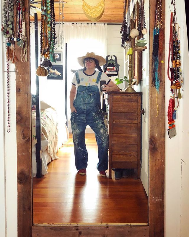 lslindell's tweet image. The last time I wore these overalls I cracked my tailbone. #sillygirl #goingbackin #wishmeluck #timeforsomepainting #808ell bit.ly/2IJIL47