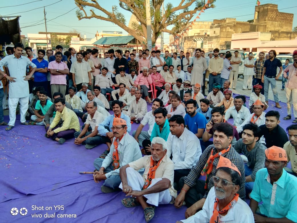 MPSumedhanand's tweet photo. लक्ष्मणगढ़ में सघन जनसंपर्क।
लक्ष्मणगढ़ की लगभग 90% ग्राम पंचायतों में सांसद निधि का उपयोग हुआ है।
लक्ष्मणगढ़ के अंडरपास स्टेट हाईवे,ब्रिज आदि महत्वपूर्ण विकास कार्य हुए है ।
लक्ष्मणगढ़ का प्रत्येक नागरिक श्री नरेंद्र मोदी जी को प्रधानमंत्री बनाने के लिए जोश एवं उत्साह में है https://t.co/Z9bGbOLq06