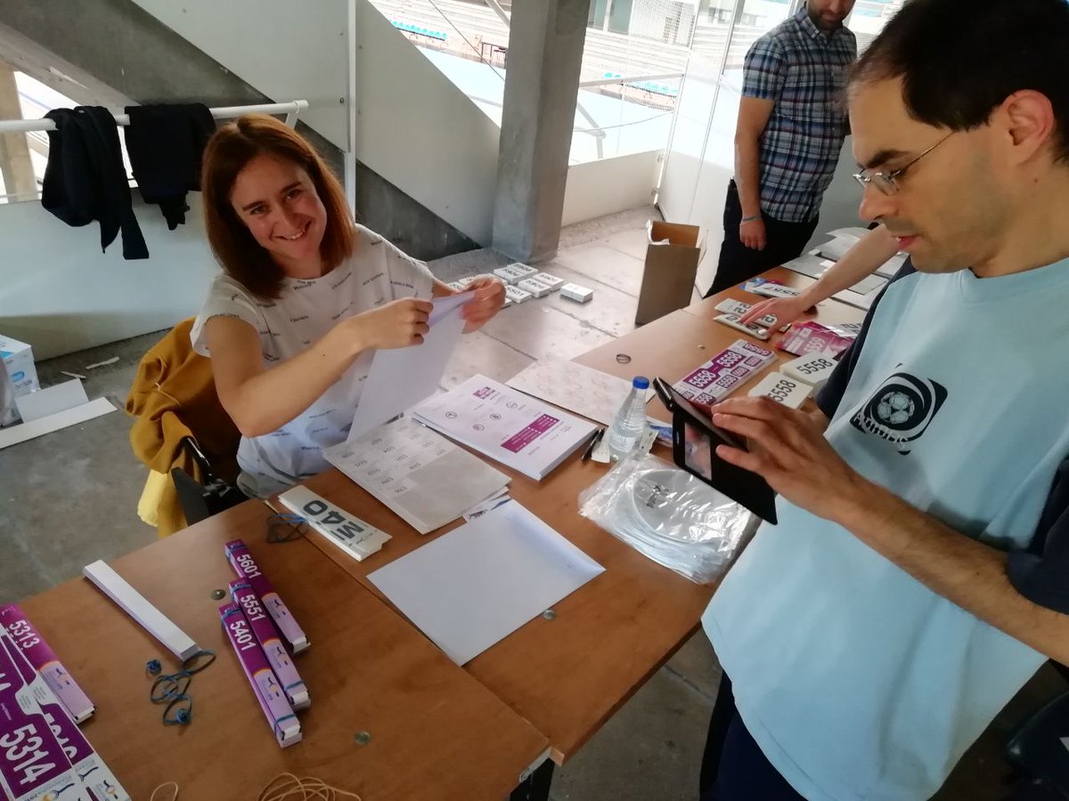ofivoldxtivo's tweet photo. Sen vacacións de #SemanaSanta, o voluntariado do @ITUpontevedra19
preparou esta mañá os sobres cos dorsais dos deportistas 💪 e sempre cun sorriso 😊
Isto comeza... 7 días!!!!
Pontevedra ❤ Tríatlon
#ITUPontevedra #PontevedraÉMundial #TiEsTri #voluntariadodeportivopontevedra https://t.co/G9zFKntvl8