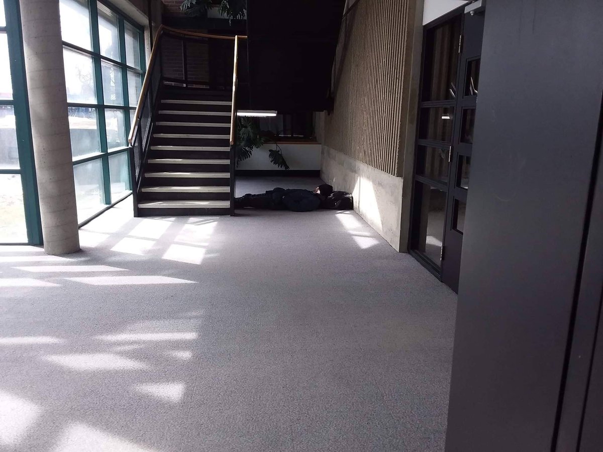 noemiefc's tweet photo. I love college bc people can cry or sleep anywhere they want and everyone just kind of understand 🙃 «#finalsweek https://t.co/hmWw3jekRw