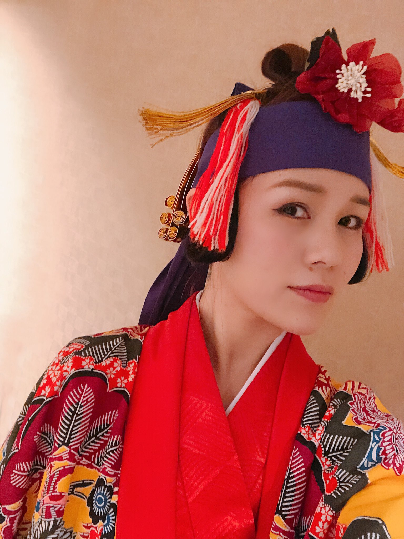 登川 とがわ 瞳美 役者 タレント 昨日は琉装でのお仕事でした スタンダードな琉装は初めて ショートヘアを綺麗に結ってもらった 沖縄伝統の衣装 身が引き締まるね 沖縄伝統衣装 沖縄伝統 琉装 女踊り