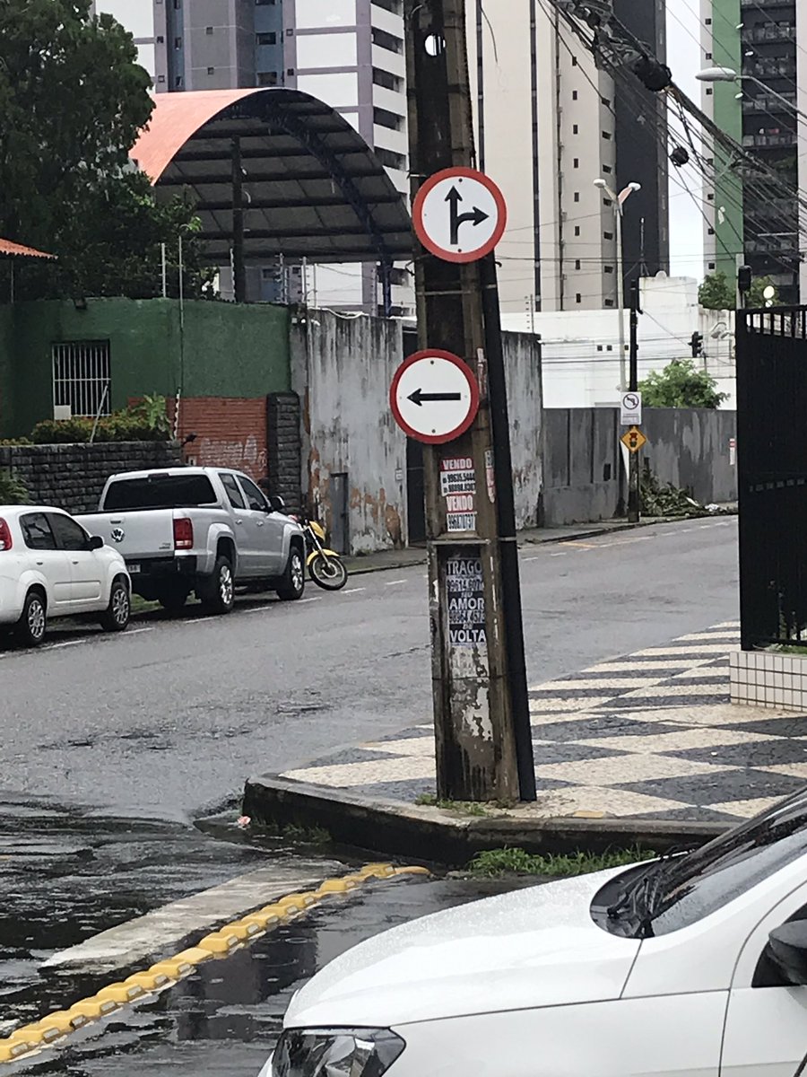 Em Fortaleza o Prefeito, cobra zona azul para estacionar em local privado nos estacionamentos de padarias, mas não tem a capacidade de fazer uma sinalização decente. Haja incompetência. Cel Linhares x Marcos Macedo