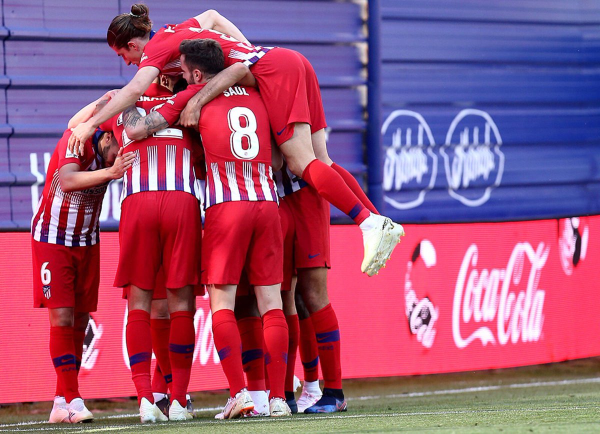 Los jugadores del Atlético celebran el gol de Lemar en Ipurua (Foto: ATM).